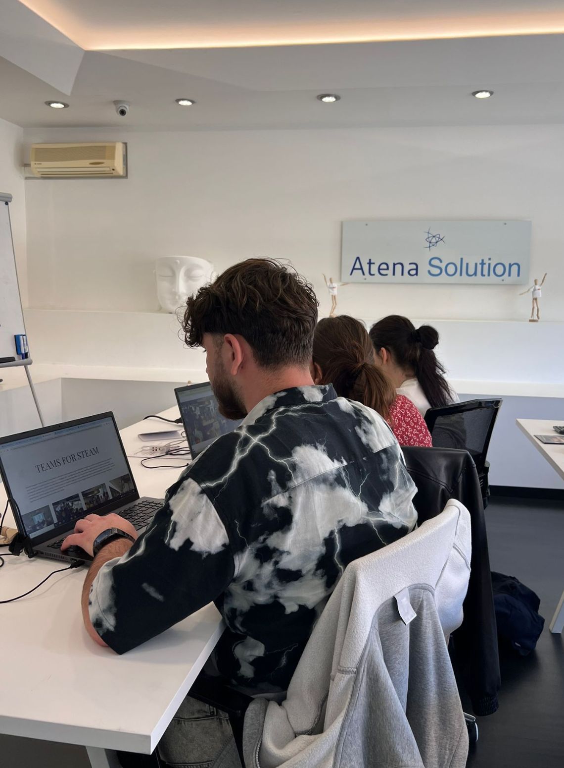 Ragazzi di Iogiano lezione da Atena Solution